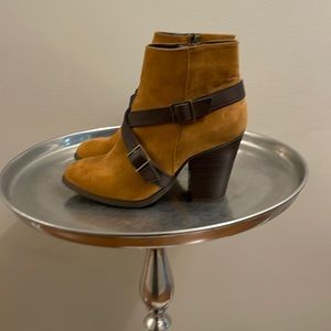 Barely worn tan with brown trim boots. Size 7!